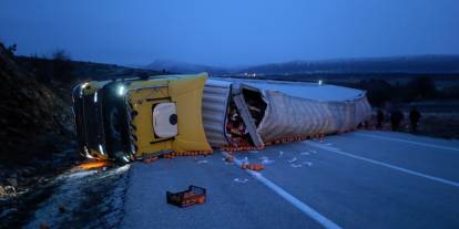 Konya'da devrilen TIR yolu kapattı