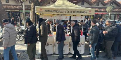 Konya'da sadece çocuklar değil büyüklerde sevindi. İçleri ısıtan ikram