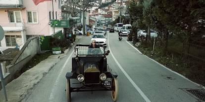 110 yaşındaki otomobil şehir turunda