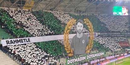 Konyaspor'da oyuncular ve taraftar Ahmet Çalık'ı unutmadı. Taraftardan anlamlı koreografi