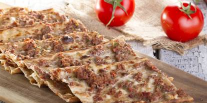 Konya'da bir porsiyon yemek fiyatına 10 adet etliekmek satılıyor. Lahmacun 30 TL