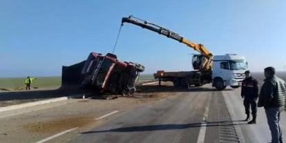 Konya yolunda kontrolden çıkan TIR devrildi