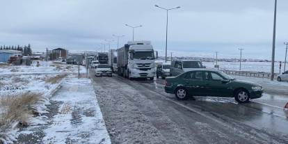 Konya'da yollar buz pistine döndü. Dondurucu soğuk şehri vurdu