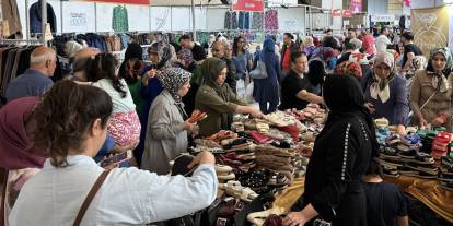 Konya'da 250 TL'ye ayakkabı, 350 TL'ye ceket satılıyor. Ucuz ürünler yüzleri güldürüyor