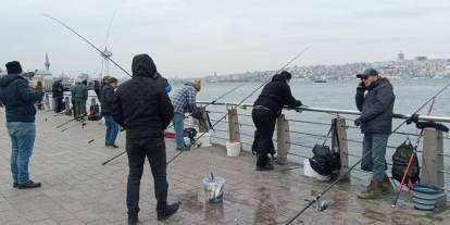 Sibirya soğuğu bereket getirdi: İstanbul'da olta balıkçıları boğazı ve sahilleri doldurdu