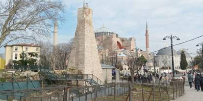 İşte dünyanın merkezindeki o taş! Roma'ya çıkan bütün yolların başlangıç noktası