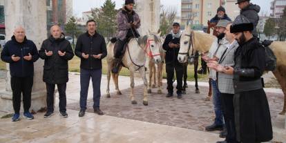 Endülüslü Müslümanlar İspanya'dan yola çıktı; at sırtında hacca gidiyorlar