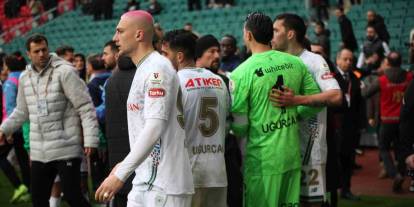 Konyaspor - Trabzonspor maçında oyuncular birbirine girdi!