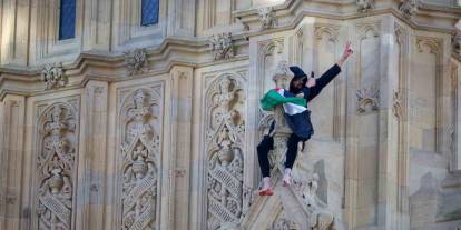 İngiltere’nin simgelerinden Big Ben Saat Kulesi ‘nde Filistin bayrağı açan şahsı ikna çalışmaları sürüyor