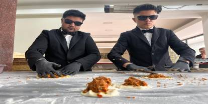 Fırıncılıkta bir gelenek yıkıldı; lahmacun yapımına blues-brothers yöntemi getirdiler