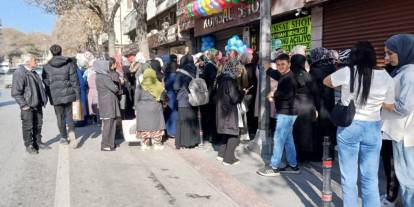 Konya'daki bu konumda 10 TL'ye ayakkabı satılıyor. Kapış kapış gidiyor