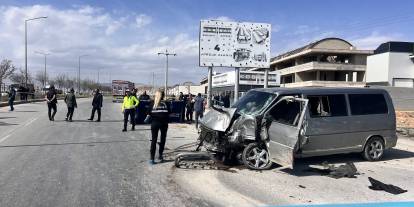 Konya'da feci kaza! Tır ile minibüs çarpıştı: 1ölü, 5 yaralı