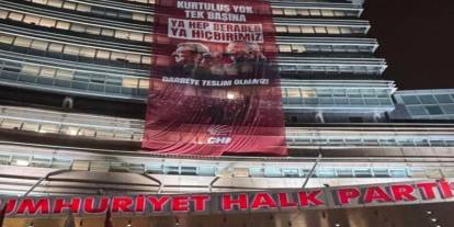 CHP Genel Merkezi'ne 'Darbeye teslim olmayız' pankartı asıldı