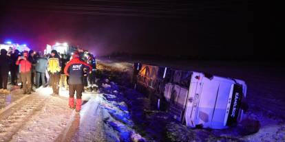 Aksaray - Konya yolunda feci kaza. Yolcu otobüsü devrildi, çok sayıda yaralı var