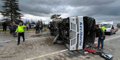 Isparta'da yolcu midibüsü devrildi: 15 yaralı