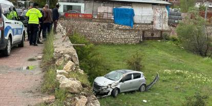 İstinat duvarına çarpan araç bahçeye uçtu: 2 yaralı
