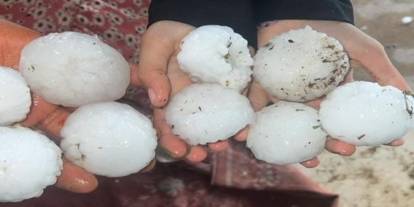 Şanlıurfa'da kar topu büyüklüğünde dolu yağdı