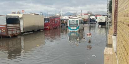 Konya yollar göle döndü. Vatandaşların imdadına tırlar yetişti