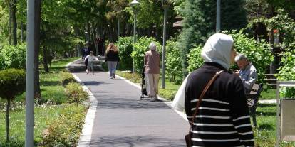 Havalar ısınınca Konyalılar parklara akın etti