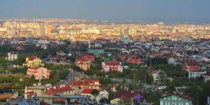 Konya'nın merkezinde yılanlar yuva yapmaya başladı. Vatandaşlar tedirgin