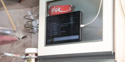 Görenler şaşırıyor. Diyafonla çay sipariş verme geleneğini bitirdi
