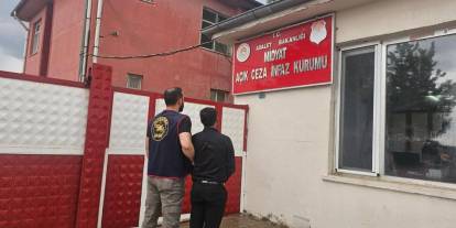 Cezaevi firarisi düğün salonunda saz çalarken yakalandı