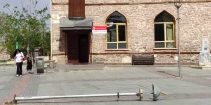 Konya'nın en yoğun noktasında direk devrildi