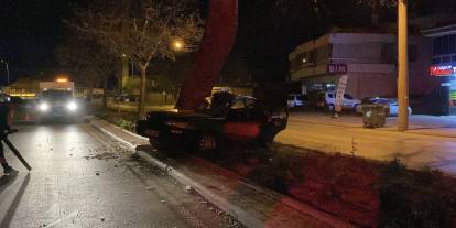 Konya'da feci kaza: Ağaca çarpan otomobilin sürücüsü ağır yaralandı