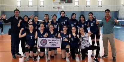 Dolapoglu Anadolu Lisesi Kız Voleybol takımı göz dolduruyor