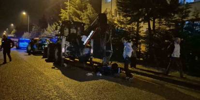 Motosiklet, park halindeki 10 tonluk iş makinesine çarptı: 2 yaralı