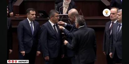 Gelecek Partisi'nden AK Parti'ye geçti. Rozeti Erdoğan taktı