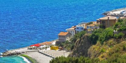 Burası İtalya İbiza değil! Rumlardan kalma saklı kalmış cennet sahil kasabası manzarasıyla büyülüyor