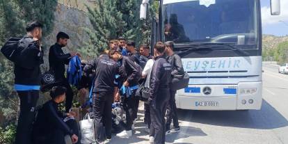 Lastik patladı, maça taksiyle gittiler!