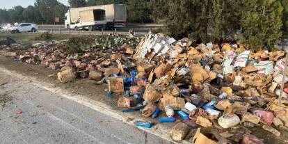 Deterjan yüklü TIR yan yattı: Niğde Ulukışla -Adana yolu trafiğe kapandı
