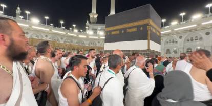 Hacı adayları Kabe'de Gazze için dua ediyor