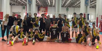 Voleybolda Konya Büyükşehir zirveye yürüyor
