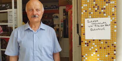 Marketin camına asılan yazı herkesi şaşırttı