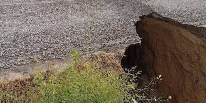 Konya'da iki mahalleyi bağlayan yol çökmek üzere. Büyük risk taşıyor