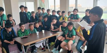 Karapınar Belediyespor’dan örnek uygulama. İdman öncesi kitap okuyorlar