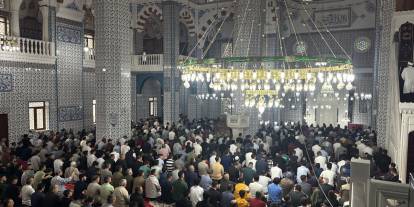 Milyonlar camileri doldurdu, dört bir yanı tekbirler sardı