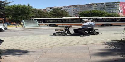 Eskişehir'de bayram gün faciadan dönüldü: Otobüs tramvay durağına daldı