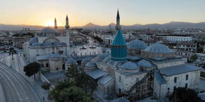 Konya'nın huzur dolu mekanına ziyaretçi akını. Mevlana Müzesi 50 bin kişiyi ağırladı