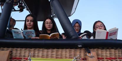 "Türkiye Yüzyılı Maarif Modeli": Balonla yükselerek havada kitap okuyan öğrenciler