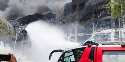 Felaket: 242 kişilik yolcu uçağı yerleşim yerine düştü