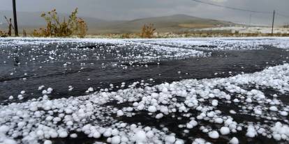 Konya'da çok şiddetli bir dolu yağışı yaşanıyor! Camlarınıza dikkat edin