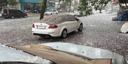 Konya'ya ceviz büyüklüğünde dolu yağdı. Vatandaş kaçacak yer aradı