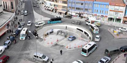 Konya'nın en işlek caddesinde eşek dolaşıyor. Şehrin bir çok caddesinde görüldü