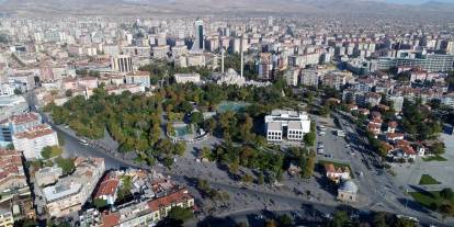 Konya'da her gün binlerce kişi bu havuzu görüyor. Kuğuların suyu yeşerdi