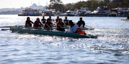 Kadınların yeni yaz tutkusu: İstanbul'da İstanbul'a kürek çekiyorlar