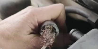 2. el otomobilde ilginç hile. Motorun içinden bulaşık teli çıktı